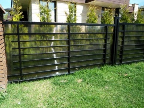 Забор из поликарбоната на металлическом каркасе 10 метров